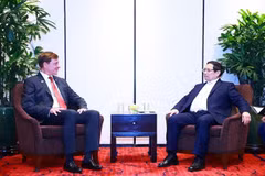 Le Premier ministre Pham Minh Chinh (droite) reçoit à Hanoï le président du groupe brésilien Embraer, Francisco Gomes Neto. Photo : VNA