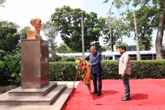 Le secrétaire général du Comité central du Parti communiste du Vietnam et président vietnamien, To Lam, accompagné du président sri-lankais Anura Kumara Dissanayake, dépose des fleurs au pied de la statue du Président Ho Chi Minh, située dans l'enceinte de la Bibliothèque publique de Colombo, dans la capitale sri-lankaise, le 8 mai. Photo: VNA