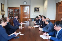 Le ministre vietnamien de l’Agriculture et de l’Environnement, Do Duc Duy travaille avec le sénateur John Boozman, président du Comité sénatorial de l’Agriculture, de la Nutrition et des Forêts. Photo : VNA