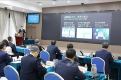 La délégation vietnamienne visite le modèle de tribunal intelligent (utilisant l'IA pour soutenir les procès) au Tribunal populaire intermédiairede Shenzhen, province du Guangdong (Chine). Photo : VNA