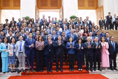 Le Premier ministre Le Minh Hung et la délégation de dirigeants de 52 grandes entreprises américaines à Hanoï. Photo : VNA