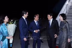 Le président Luong Cuong, son épouse et une délégation vietnamienne de haut rang les accompagnant sont arrivés le 21 septembre (heure locale) à l’aéroport international J.F. Kennedy, New York, pour participer à la Semaine de haut niveau de l’Assemblée nationale des Nations unies. Photo : VNA