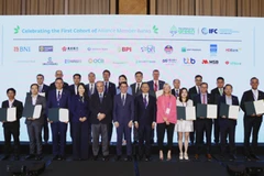 Des représentants des banques vietnamiennes prennent une photo avec le groupe des premières banques commerciales à l’Alliance pour les banques commerciales vertes. Photo : VNA