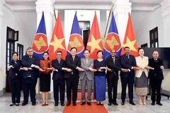 Lê Hoai Trung, ministre par intérim des Affaires étrangères, a reçu, le 11 septembre à Hanoï, les ambassadeurs et chargés d’affaires des pays de l’ASEAN ainsi que du Timor-Leste à Hanoï, venus lui présenter leurs félicitations à l’occasion de sa récente prise de fonction. Photo : VNA