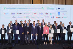 Des représentants des banques vietnamiennes prennent une photo avec le groupe des premières banques commerciales à l’Alliance pour les banques commerciales vertes. Photo : VNA