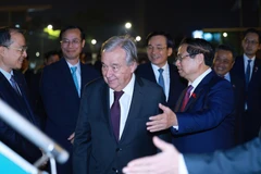 Le Premier ministre Pham Minh Chinh invite le Secrétaire général des Nations Unies, António Guterres, à monter l'avion et à quitter Hanoï pour le 47e Sommet de l'ASEAN en Malaisie. Photo : VNA