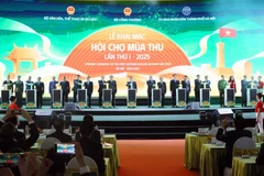 Dans la soirée du 25 octobre, la première Foire d’Automne 2025 a été ouverte au Centre d’exposition du Vietnam (VEC) à Đong Anh, Hanoï. Photo : VNA