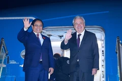 Le Premier ministre Pham Minh Chinh (gauche) et le secrétaire général des Nations Unies, António Guterres, quittent Hanoï pour la Malaisie. Photo : VNA