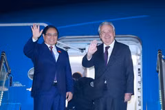Le Premier ministre Pham Minh Chinh (gauche) et le secrétaire général des Nations Unies, António Guterres, quittent Hanoï pour la Malaisie. Photo : VNA
