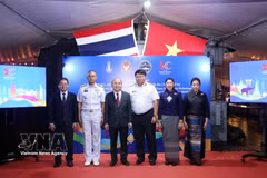 Des délégués vietnamiens et thaïlandais à la célébration. Photo : VNA