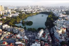 Le lac de Hoan Kiem (Épée restituée), arrondissement de Hoan Kiem, au centre-ville de Hanoï. Photo : VNA