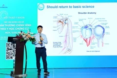 Lors de l'atelier de formation médicale continue (FMC) sur le thème "Aborder les problèmes de traumatismes orthopédiques selon la médecine factuelle", tenu le 12 avril à Hô Chi Minh-Ville.