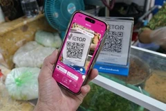Réalisation des transferts d'argent grâce à l'application Momo. Photo : VNA