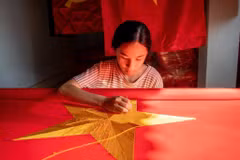 Les habitants réalisent chaque drapeau avec soin, de la première à la dernière étape, avec une minutie qui témoigne de leur savoir-faire. Photo : VNA