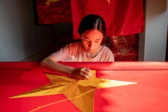 Les habitants réalisent chaque drapeau avec soin, de la première à la dernière étape, avec une minutie qui témoigne de leur savoir-faire. Photo : VNA