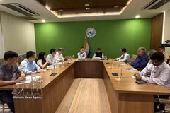 La séance de travail entre des responsables de l’Académie des sciences sociales du Vietnam et ceux de l’Institut indien d’administration publique. Photo : VNA