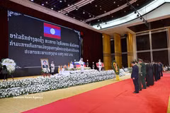 Le président de l’Assemblée nationale vietnamienne Tran Thanh Man et une haute délégation vietnamienne rendent hommage à Vientiane au défunt président de l’Assemblée nationale lao Saysomphone Phomvihane. Photo : VNA