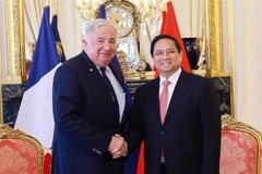 Le Premier ministre Pham Minh Chinh (droite) et le président du Sénat français, Gérard Larcher à Paris. Photo : VNA