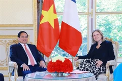 Le Premier ministre Pham Minh Chinh et la présidente de l'Assemblée nationale française Yaël Braun-Pivet, à Paris. Photo : VNA