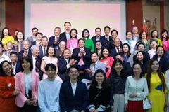 Le Premier ministre Pham Minh Chinh et son épouse rencontrent à Paris, le personnel de l'ambassade du Vietnam et des représentants de la communauté vietnamienne en France. Photo : VNA
