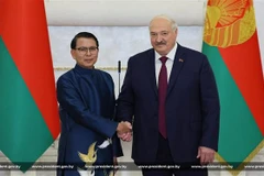 L’ambassadeur du Vietnam en Biélorussie, Nguyên Van Trung et le président biélorusse, Alexandre Loukachenko à Minks. Photo : VNA