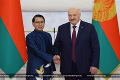 L’ambassadeur du Vietnam en Biélorussie, Nguyên Van Trung et le président biélorusse, Alexandre Loukachenko à Minks. Photo : VNA