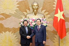 Le président de l’Assemblée nationale du Vietnam, Trân Thanh Mân (droite), rencontre à Hanoï le vice-président du Conseil des représentants régionaux d’Indonésie (chambre haute), Yorrys Raweyai. Photo : VNA