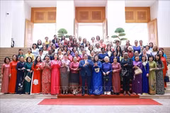 Le Premier ministre Pham Minh Chinh et son épouse rencontrent à Hanoï des femmes diplomates vietnamiennes et étrangères en poste au Vietnam. Photo : VNA