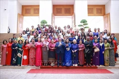Le Premier ministre Pham Minh Chinh et son épouse rencontrent à Hanoï des femmes diplomates vietnamiennes et étrangères en poste au Vietnam. Photo : VNA
