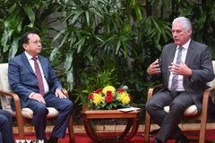 Le vice-ministre vietnamien des Finances Le Tan Can (gauche) et le Premier secrétaire et président de Cuba, Miguel Diaz-Canel à Cuba. Photo ; VNA
