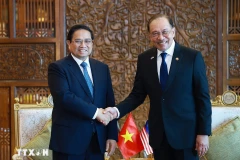 Le Premier ministre vietnamien Pham Minh Chinh rencontre son homologue malaisien Anwar Ibrahim en Malaisie. Photo : VNA