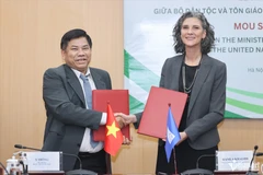 Le vice-ministre des Affaires ethniques et religieuses, Y Thông et Mme Ramla Khalidi, représentante résidente du PNUD au Vietnam signent le protocole d'accord. Photo : VNA