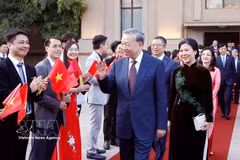 Le secrétaire général du Parti communiste du Vietnam et président vietnamien To Lam et son épouse rencontrent la communauté vietnamienne en Chine. Photo : VNA