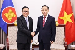 Le Hoai Trung (droite), membre du Comité central du Parti et ministre des Affaires étrangères, a reçu Kao Kim Hourn, secrétaire général de l’ASEAN, à l’occasion de la participation de ce dernier à la 6ᵉ Conférence des ministres de l’ASEAN chargés du numérique. Photo : VNA
