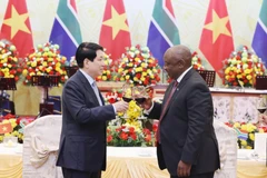 Le président Luong Cuong (gauche) et le président de l’Afrique du Sud, Matamela Cyril Ramaphosa lors du banquet. Photo : VNA