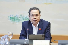 Le président de l’Assemblée nationale, Tran Thanh Man, en débat en groupe. Photo : VNA