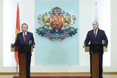 Le secrétaire général du Parti To Lam (gauche) et le président bulgare Rumen Radev rencontrent à Sofia la presse pour annoncer les résultats de leur entretien. Photo : VNA