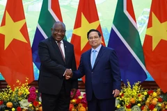 Le Premier ministre Pham Minh Chinh (droite) et le président de la République d’Afrique du Sud, Matamela Cyril Ramaphosa, à Hanoï. Photo : VNA