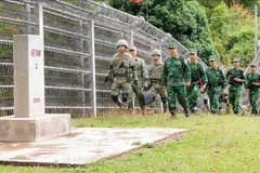 Les gardes-frontières de la province de Diên Biên et celles de la zone Meng Zi (Chine) mènent une patrouille bilatérale. Photo : VNA