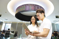 Les volumes de transactions quotidiens se stabilisent entre 2 et 3 milliards de dollars et des transactions de plusieurs milliers de milliards de dongs sur un seul titre sont devenues courantes. Photo : baodautu