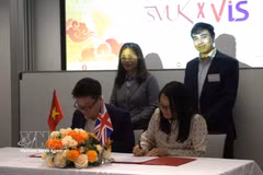 Un protocole d’accord a été signé entre l’Association des étudiants vietnamiens au Royaume-Uni et l’Association des intellectuels vietnamiens au Royaume-Uni et en Irlande. Photo : VNA