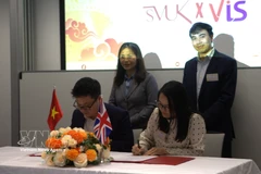 Un protocole d’accord a été signé entre l’Association des étudiants vietnamiens au Royaume-Uni et l’Association des intellectuels vietnamiens au Royaume-Uni et en Irlande. Photo : VNA