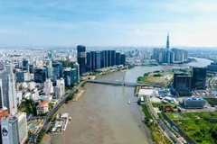 La zone urbaine d'Ho Chi Minh-Ville, située au long des deux côtés du fleuv Saigon, dans la ville de Thu Duc et le district 1, se développe de manière moderne, ouvrant de nouveaux espaces et une dynamique de croissance. Photo: www.qdnd.vn