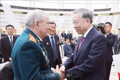 Le secrétaire général To Lam (droite) rencontre et offre des cadeaux aux vétérans biélorusses qui ont apporté des contributions exceptionnelles au Vietnam. Photo : VNA