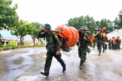 Les forces armées et de sécurité sont prêtes à soutenir les évacuations et les opérations de secours. Photo : VNA