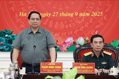 Le PM Pham Minh Chinh travaille avec les dirigeants de la Commission militaire centrale et du ministère de la Défense nationale sur le développement de l'industrie de la défense. Photo : VNA