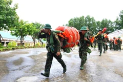 Les forces armées et de sécurité sont prêtes à soutenir les évacuations et les opérations de secours. Photo : VNA