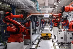 Ligne de production du véhicule électrique Fiat 500 BEV. Photo : AFP/VNA