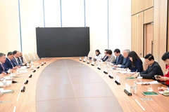 Le vice-Premier ministre permanent Nguyen Hoa Binh a tenu une séance de travail avec le gouverneur de la Banque centrale du Kazakhstan. Photo : VNA