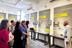 Visite au Musée de la photographie de Lai Xa, commune de Hoai Duc, Hanoï. Photo : VNA